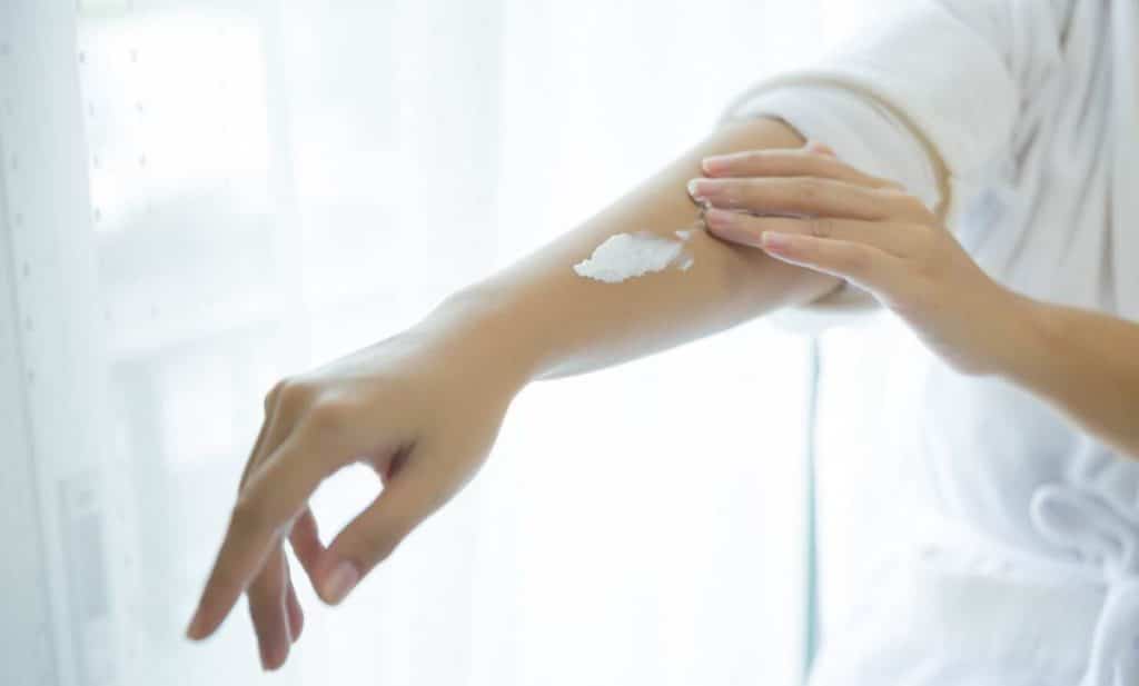 woman holds jar | فروشگاه موراشین