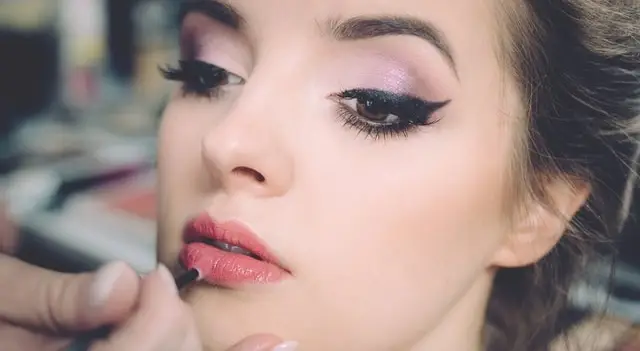 woman putting on makeup 640x350 1 | فروشگاه موراشین