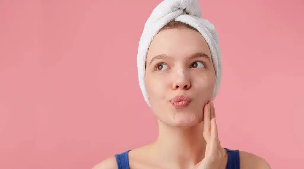 روش صحیح استفاده از مرطوب کننده 18 کرم برای پوست های داری منافذ باز