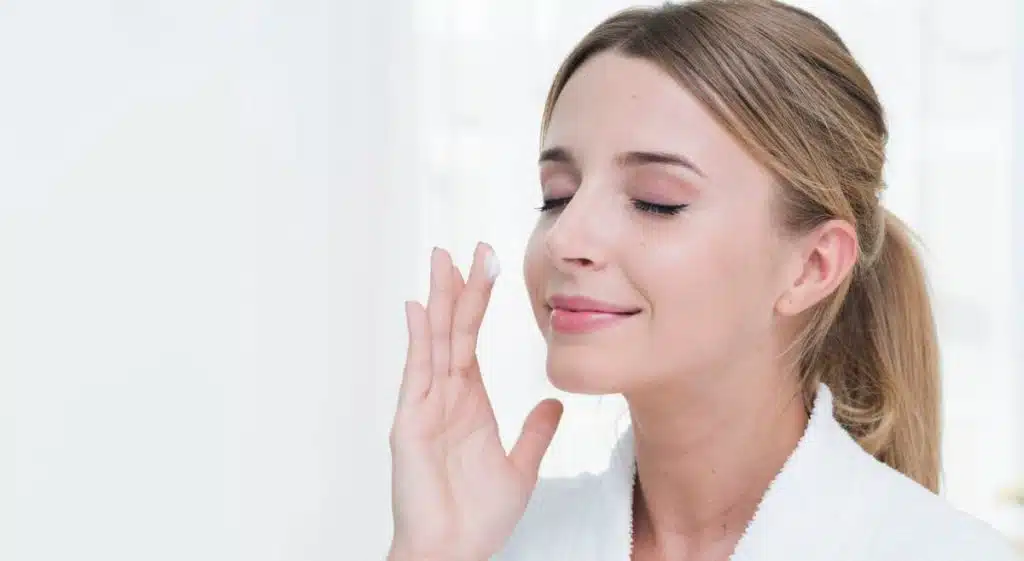روش صحیح استفاده از مرطوب کننده 17 روش مرطوب نگه داشتن پوست