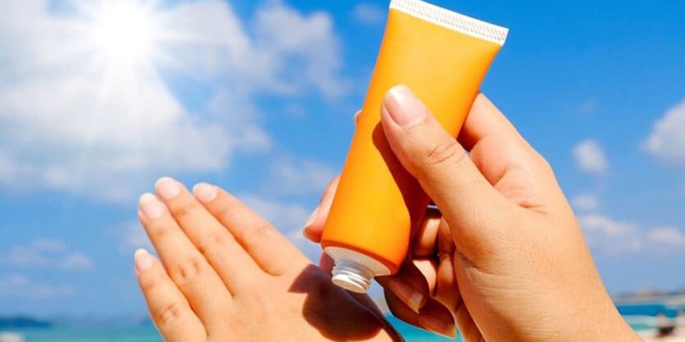 ویژگی‌های بهترین ضد آفتاب برای پوست خشک عبارتند از:​